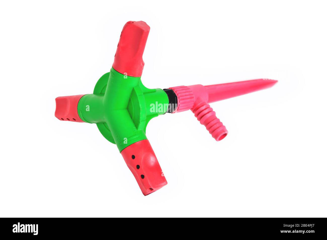 arroseur d'eau pour arroser les pelouses rouge-vert couleur gros plan blanc Banque D'Images