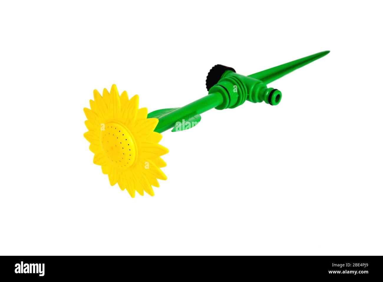 vaporisateur d'eau pour l'irrigation de pelouse jaune-vert sous forme de fond blanc gros plan de fleur Banque D'Images