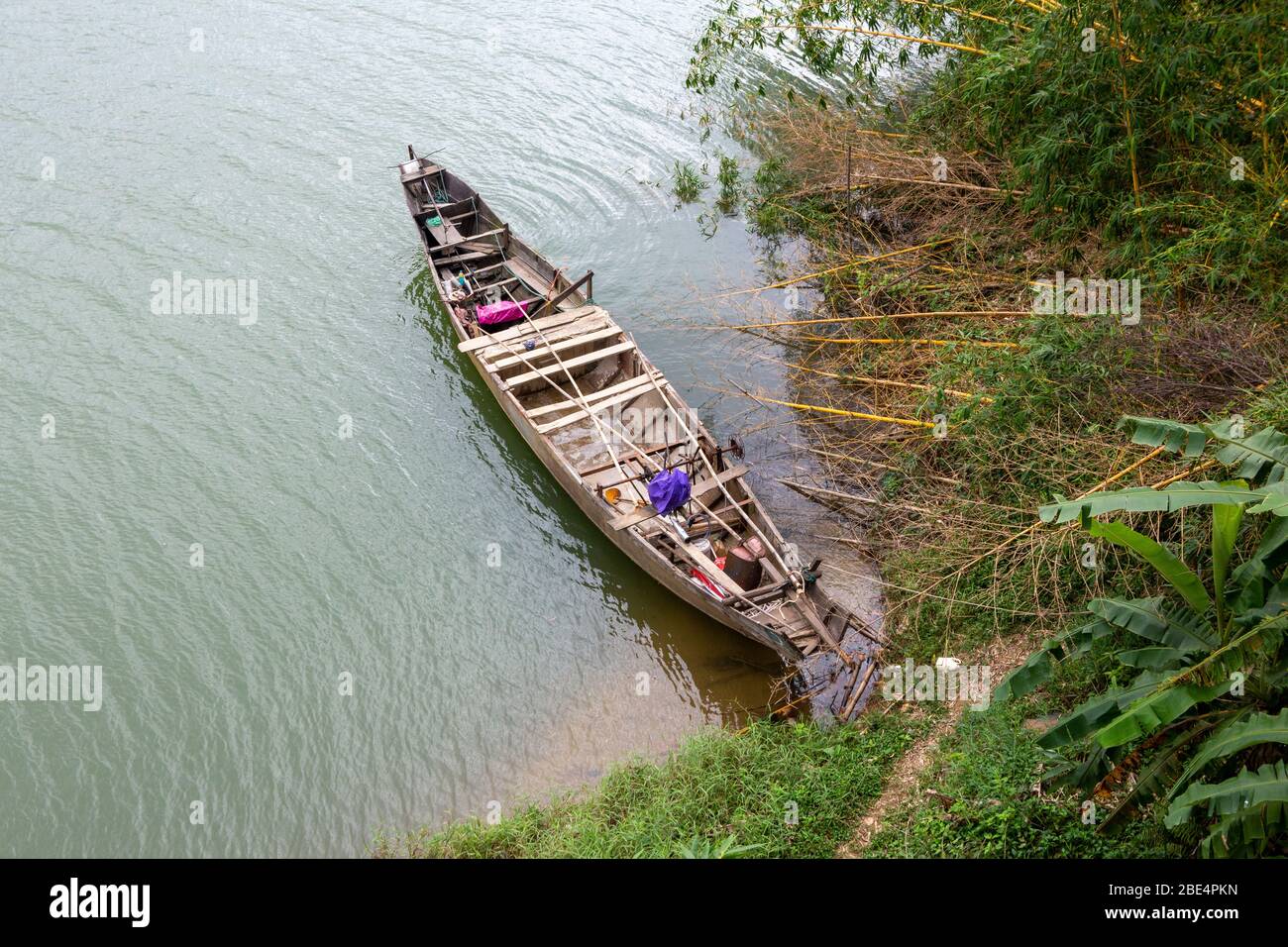 Sampan sur la rivière des Parfums Banque D'Images