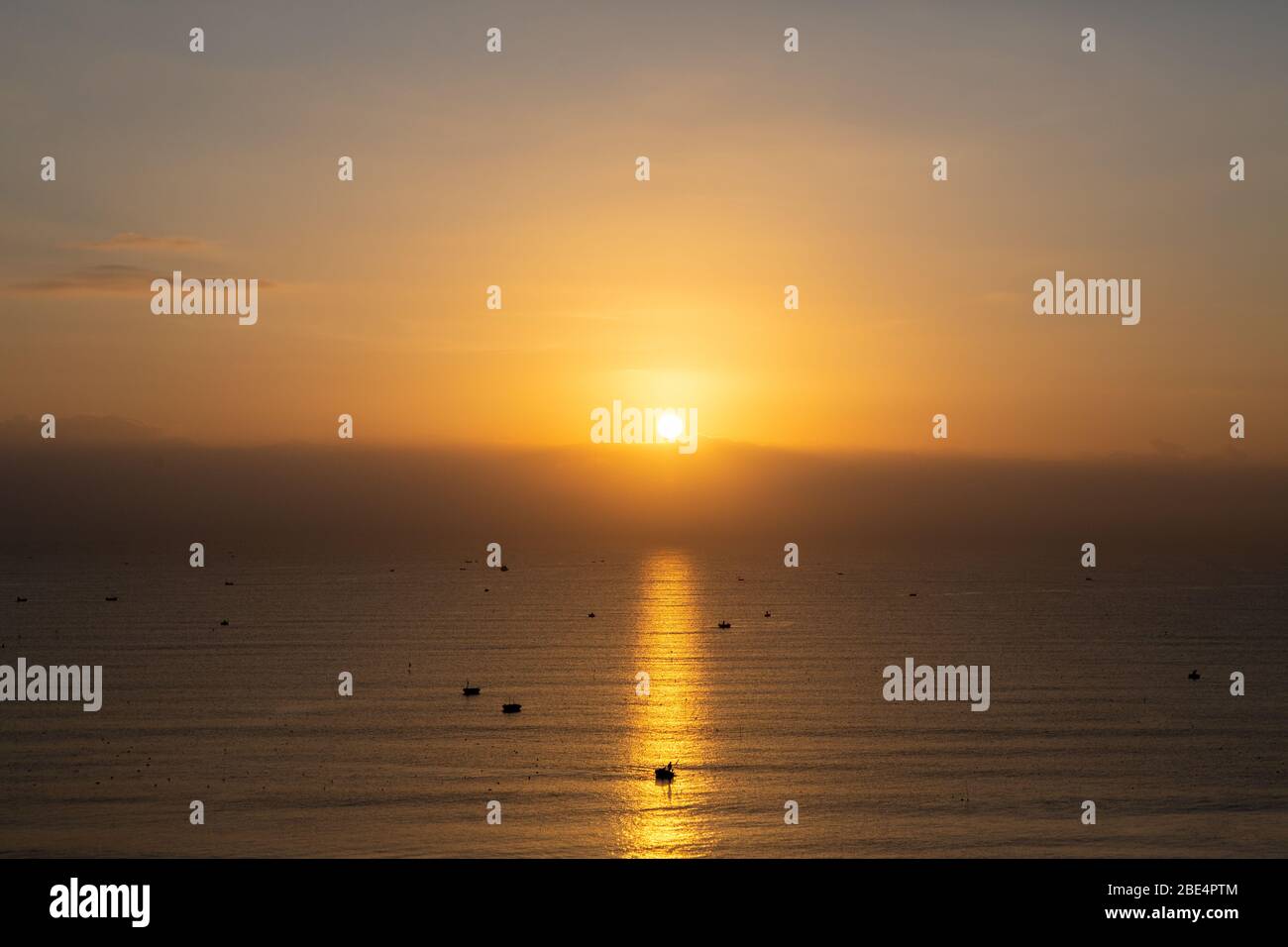 Lever du soleil sur la mer de Chine méridionale Banque D'Images