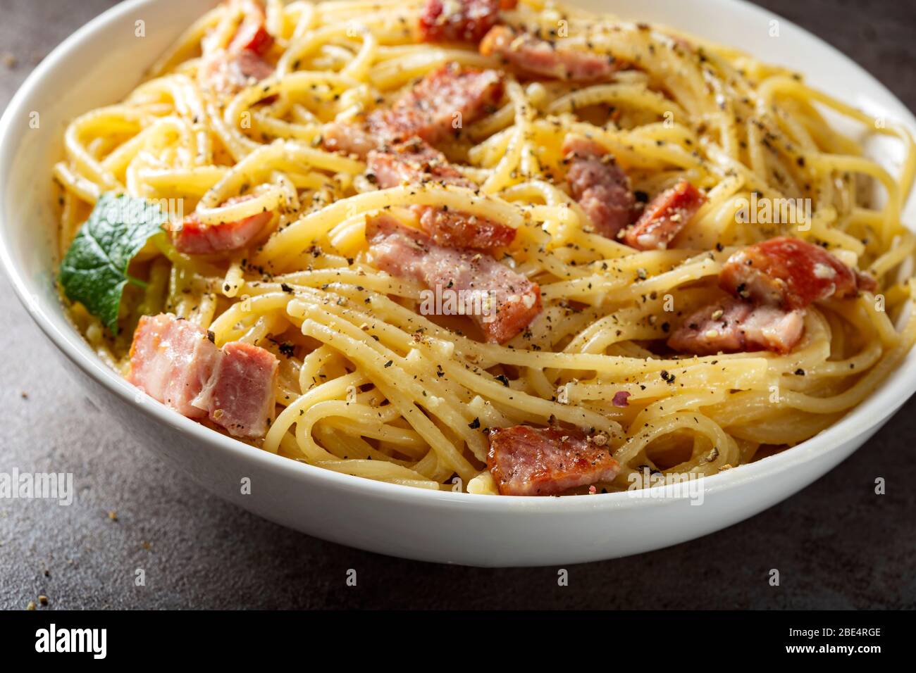 Spaghetti italien carbonara avec poivre du moulin Banque D'Images