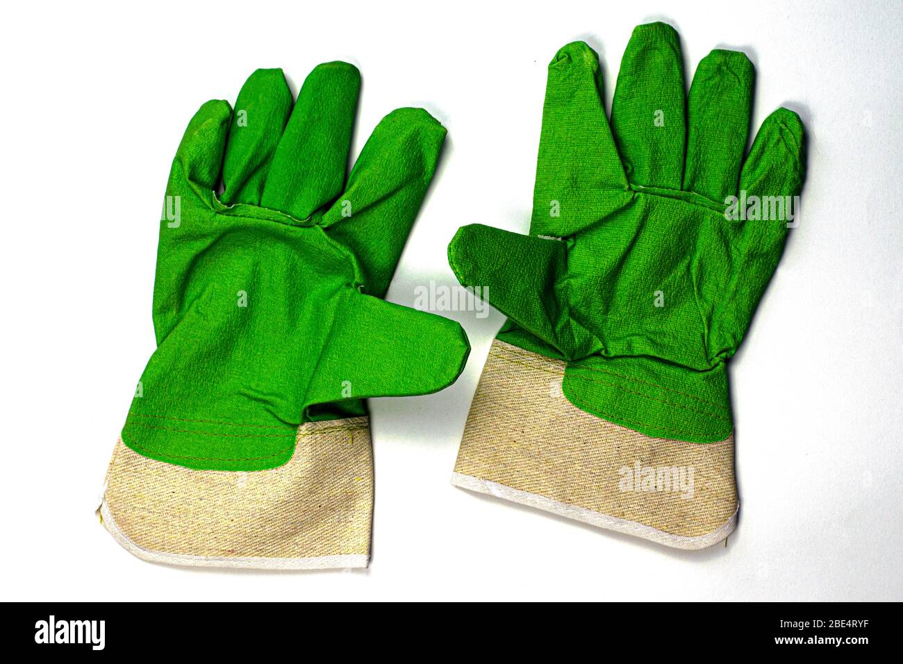 paire de gants de travail avec accents verts sur fond blanc Banque D'Images