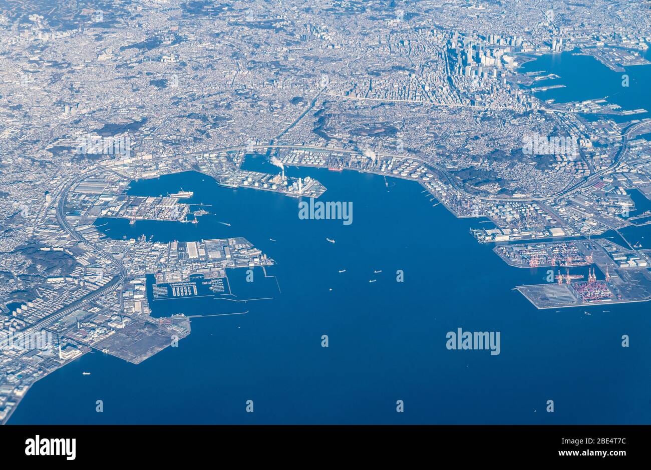 Vue aérienne de la baie Negishi, du port de Yokohama, de Yokohama, de la préfecture de Kanagawa, au Japon, vue de l'avion à la baie de Tokyo. Banque D'Images