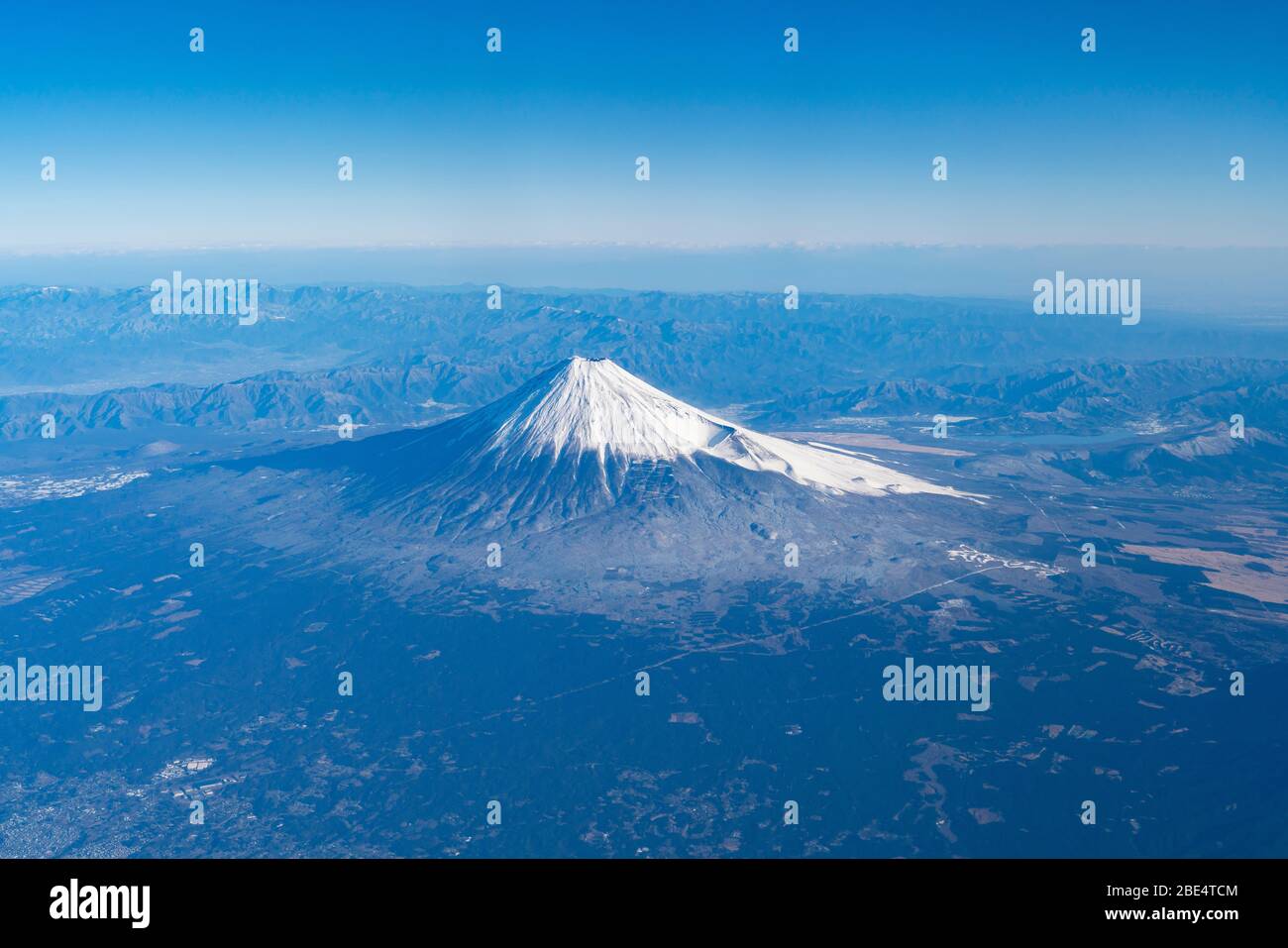 Vue aérienne du Mont Fuji, Shizuoka et la préfecture de Yamanashi, Japon, vue de l'avion. Le lac Yamanaka, préfecture de Yamanashi, est sur le dos droit. Banque D'Images