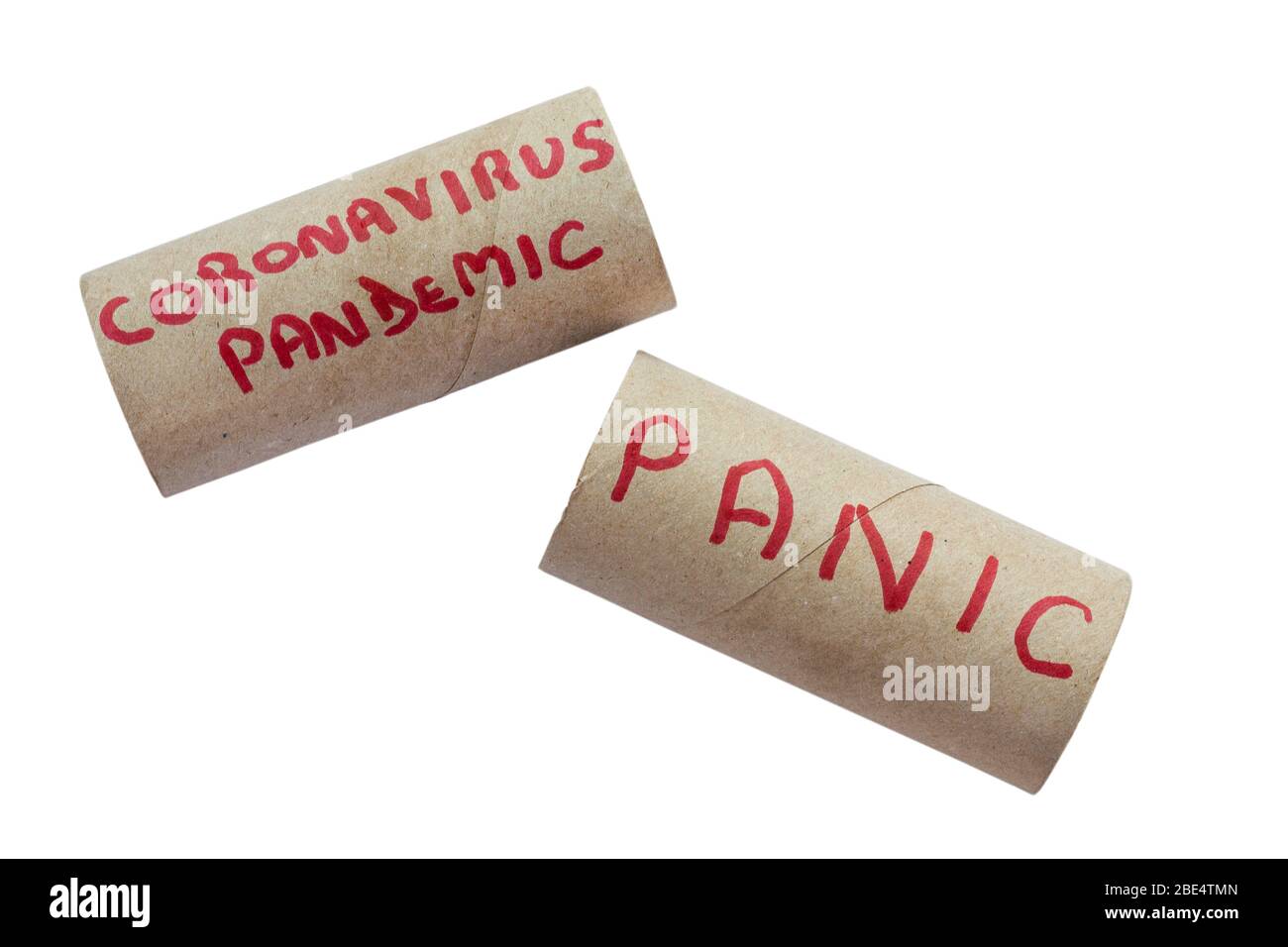 Pandémie de coronavirus et panique écrites sur les tubes de rouleau de toilettes - concept de panique d'achat de rouleaux de toilettes que les gens panique Achetez des articles essentiels au Royaume-Uni Banque D'Images