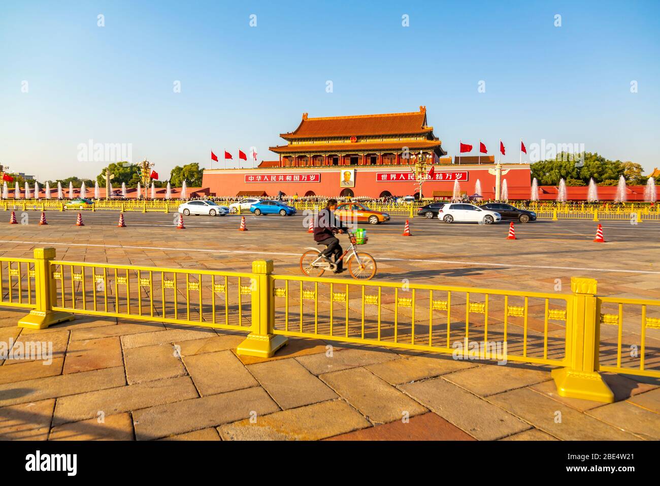 Trafic et cycliste à côté de la Grande salle du peuple, place Tiananmen, Beijing, République populaire de Chine, Asie Banque D'Images