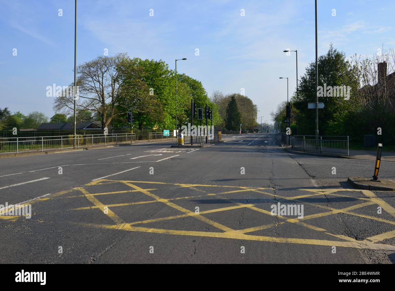 Feu de signalisation vide pendant l'écluse de Covid-19 à Horley, Surrey. Ces lumières sont normalement très fréquentée, à moins de deux kilomètres de l'aéroport de Gatwick. Banque D'Images