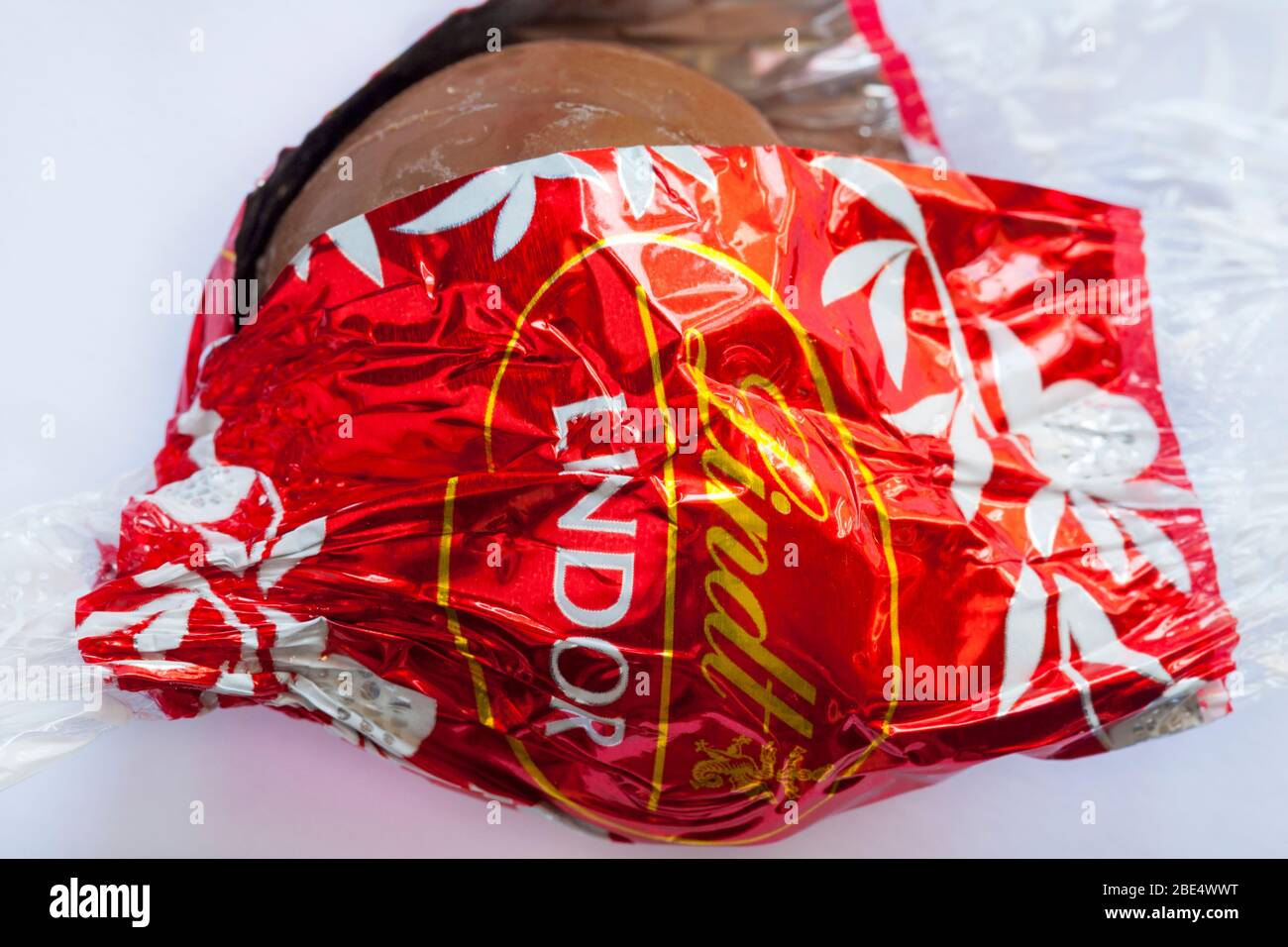 Déballez l'emballage Lindt Lindor chocolat pour afficher le contenu sur fond blanc Banque D'Images