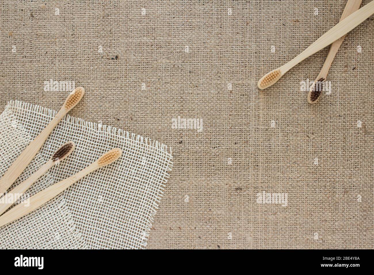 Ensemble de brosses à dents naturelles sur fond de tissu de lin. Concept de « zéro gaspillage durable » et de « style de vie » avec espace de copie pour votre conception créative Banque D'Images
