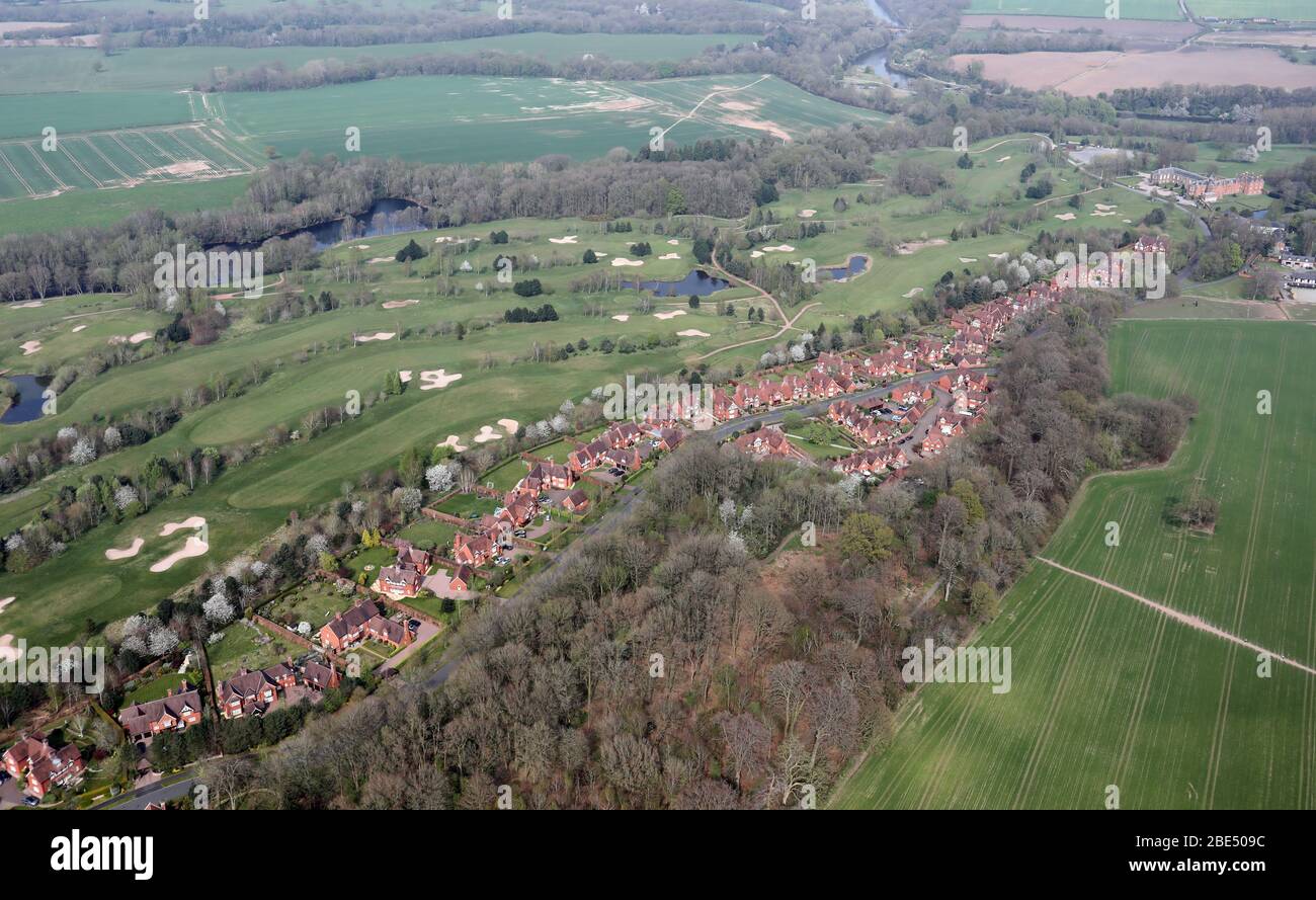 Vue aérienne sur le nouveau logement et l'abbaye royale de Vale et le parcours de golf de Northwich, Cheshire Banque D'Images