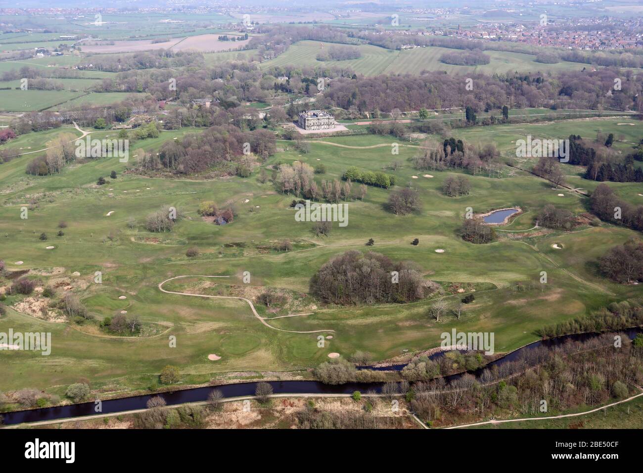 Vue aérienne sur le parc de Haigh Country Park, l'hôtel Haigh Hall et le parcours de golf, près de Wigan, Lancashire, Royaume-Uni Banque D'Images