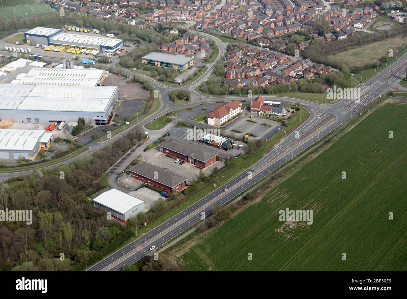 Vue aérienne de diverses unités commerciales et d'un McDonalds St Yew Tree Way, Golborne, Warrington, Royaume-Uni Banque D'Images