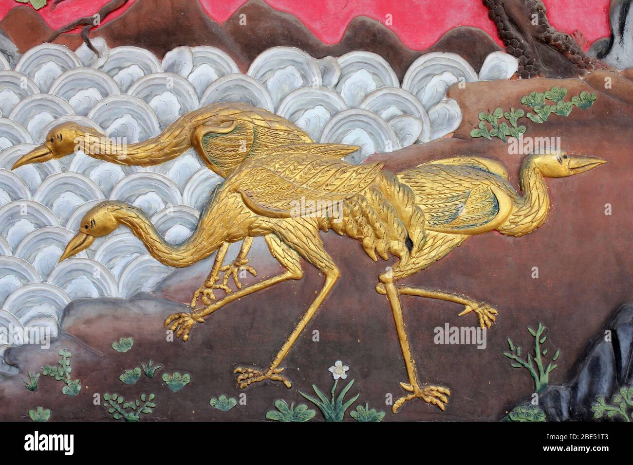 Golden Chinese Cranes Artwork at Wat Phanan Choeng, Ayutthaya, Thaïlande Banque D'Images