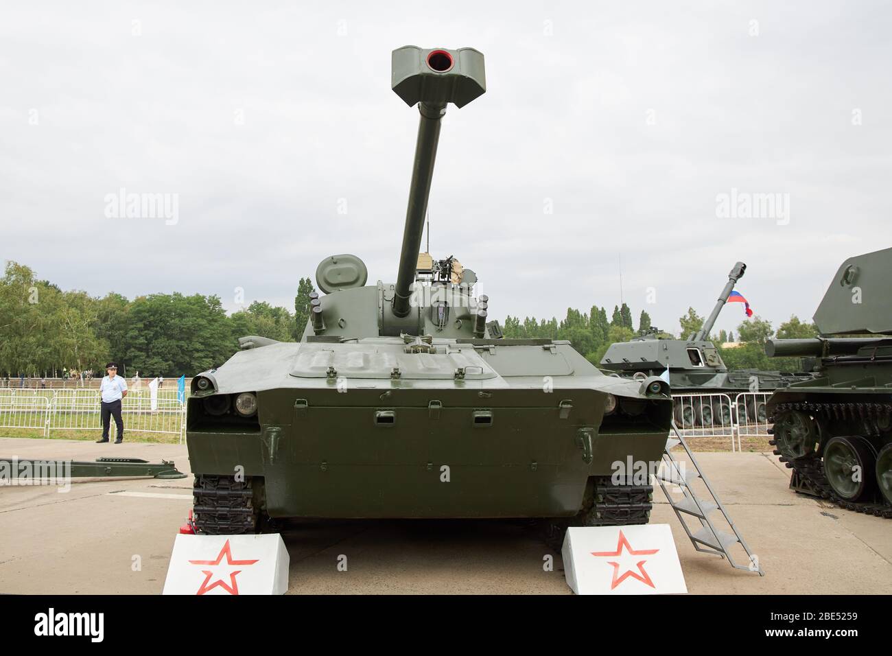 Sambek, région de Rostov, Russie, 28 juin 2019 : le système de obusiers/mortier automoteurs de 120 mm 2S34 Hosta, vue avant Banque D'Images