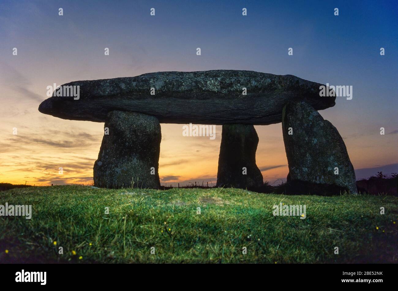 Lanyon Quoit (également connu sous le nom de table des Géants) pierres anciennes debout au coucher du soleil, Madron, Cornwall, Angleterre, Royaume-Uni Banque D'Images