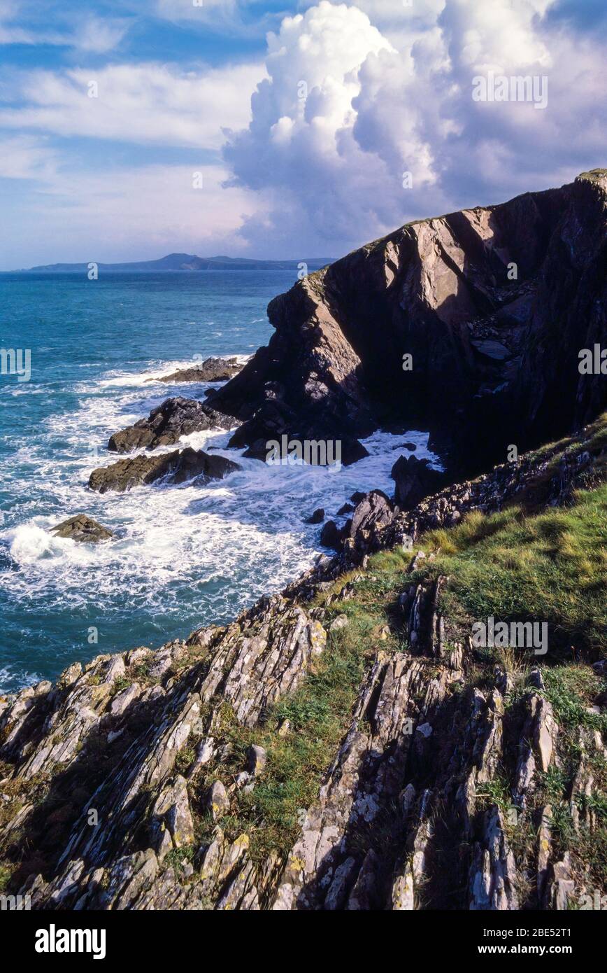 Vue sur les falaises de la mer et de la mer près de Porth Gain lors d'une journée d'été ensoleillée avec des nuages spectaculaires. Extrait du sentier côtier de Pembrokeshire, Pays de Galles, Royaume-Uni. Banque D'Images