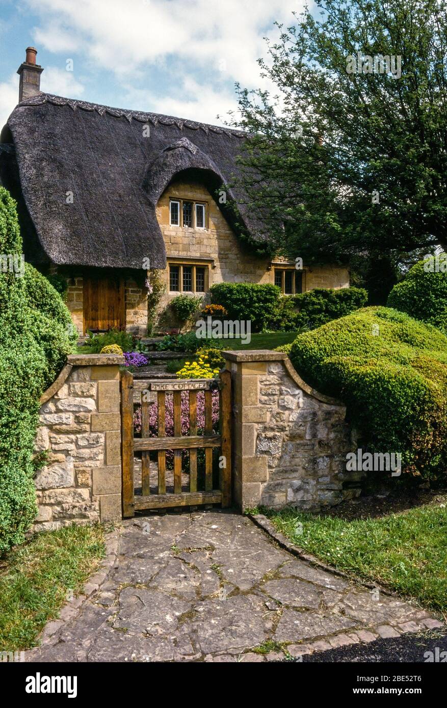 Chalet classique en pierre de chaume « boîte au chocolat », Chipping Campden dans les Cotswolds anglais, Gloucestershire, Angleterre, Royaume-Uni. Banque D'Images