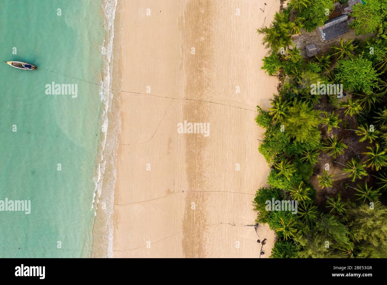 Vue aérienne d'une plage tropicale déserte en Thaïlande pendant l'éclosion de Coronavirus Banque D'Images