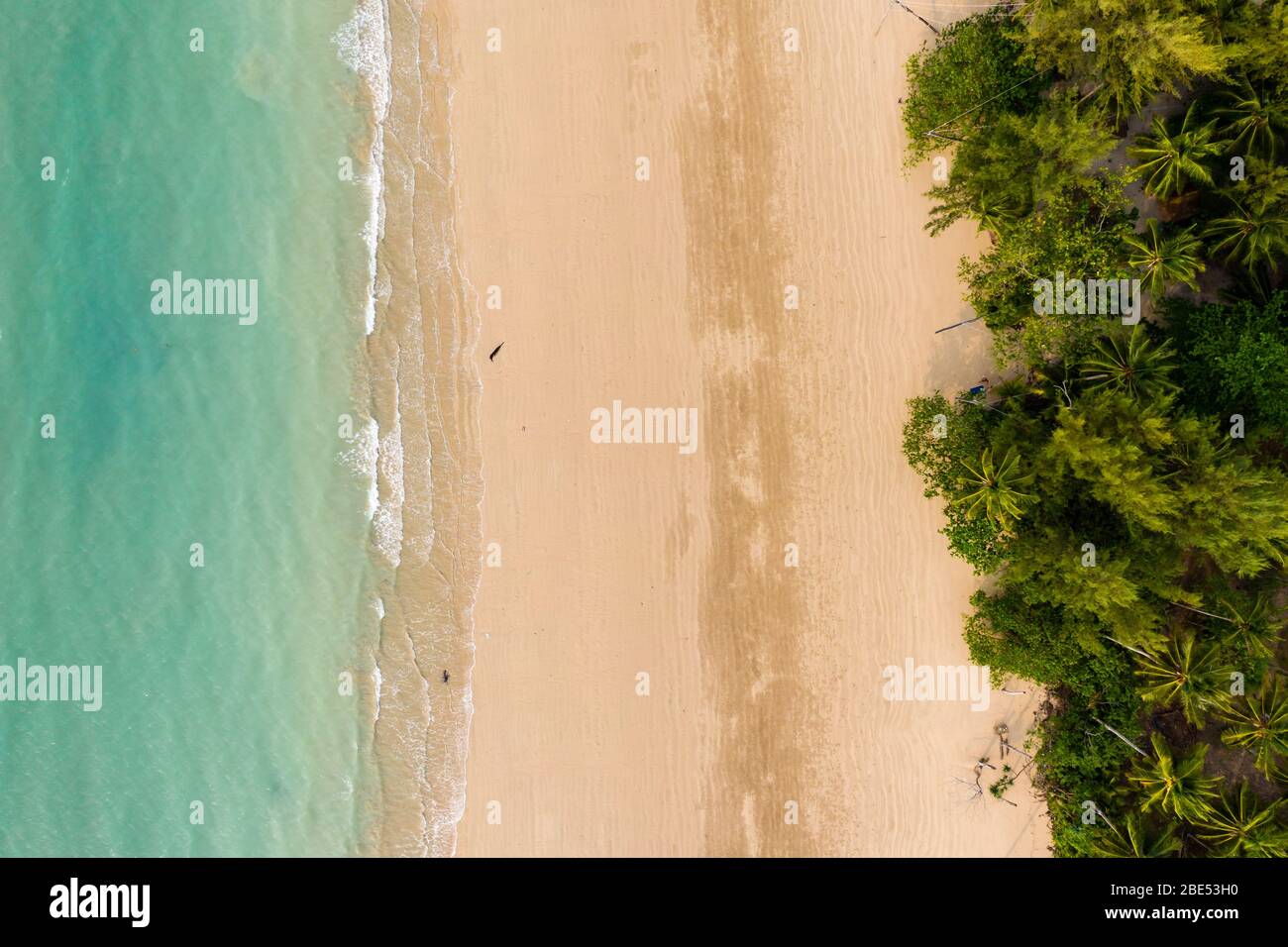 Vue aérienne d'une plage tropicale déserte en Thaïlande pendant l'éclosion de Coronavirus Banque D'Images