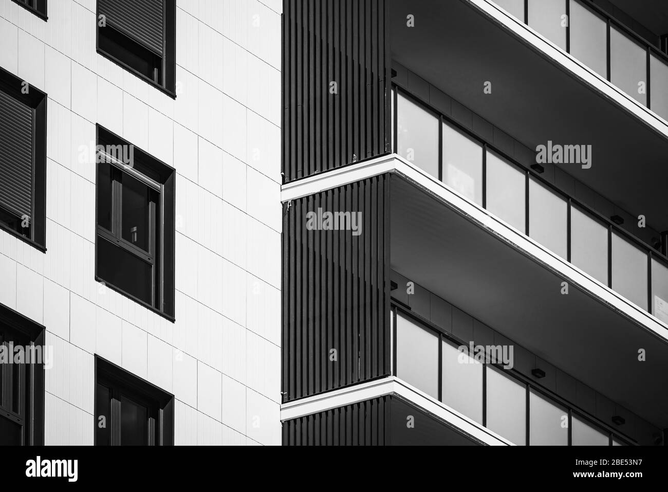 Détail de la façade d'un bâtiment résidentiel en noir et blanc Banque D'Images