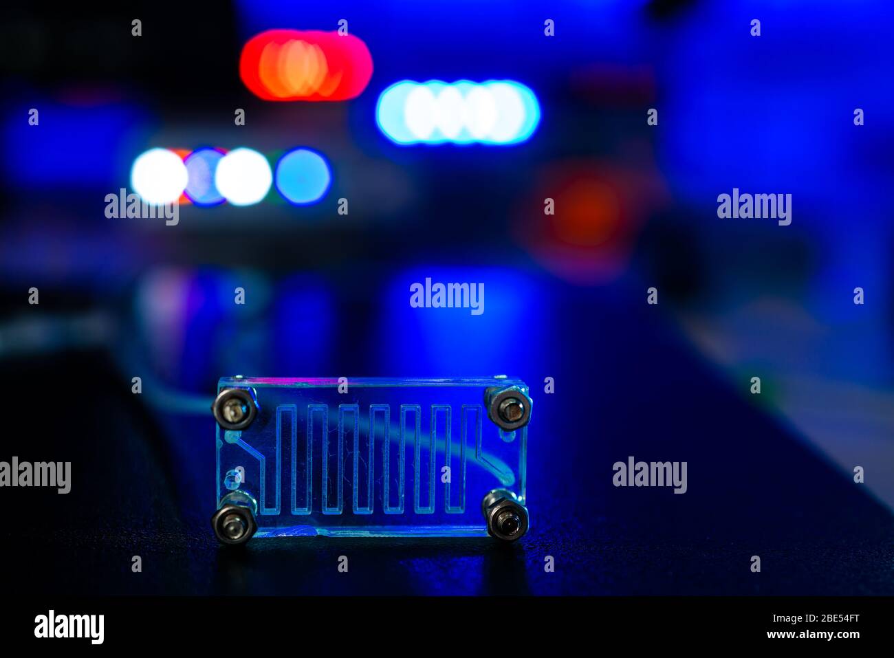 Organe-sur-puce (OOC) - dispositif microfluidique puce qui simule les organes biologiques c'est le type d'organes artificiels. Conception de prototypes de laboratoires sur puce Banque D'Images