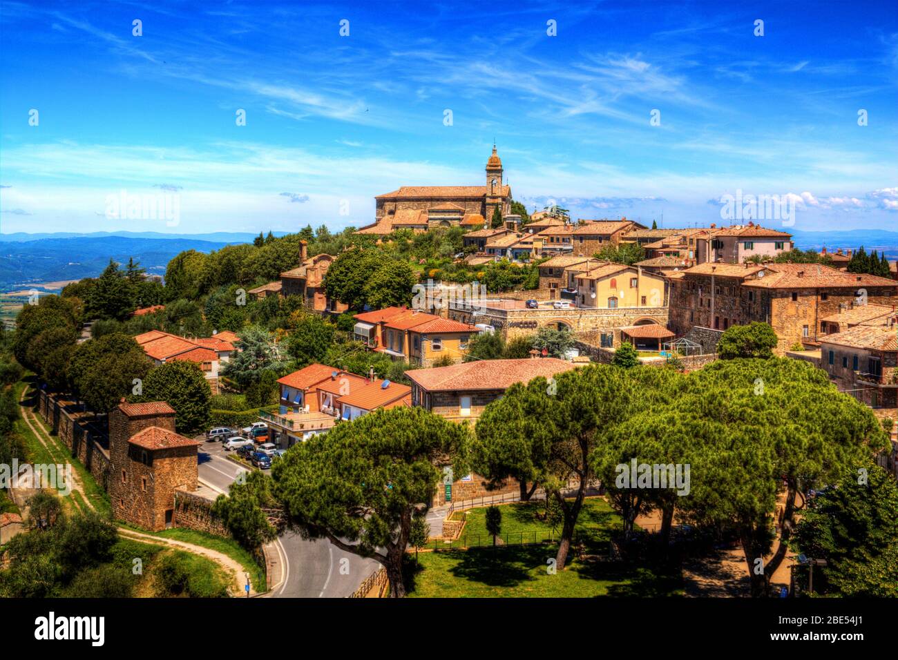 Montalcino / Toscane, Italie - 23 juin 2015 : vue sur la ville de Montalcino depuis la forteresse. Banque D'Images