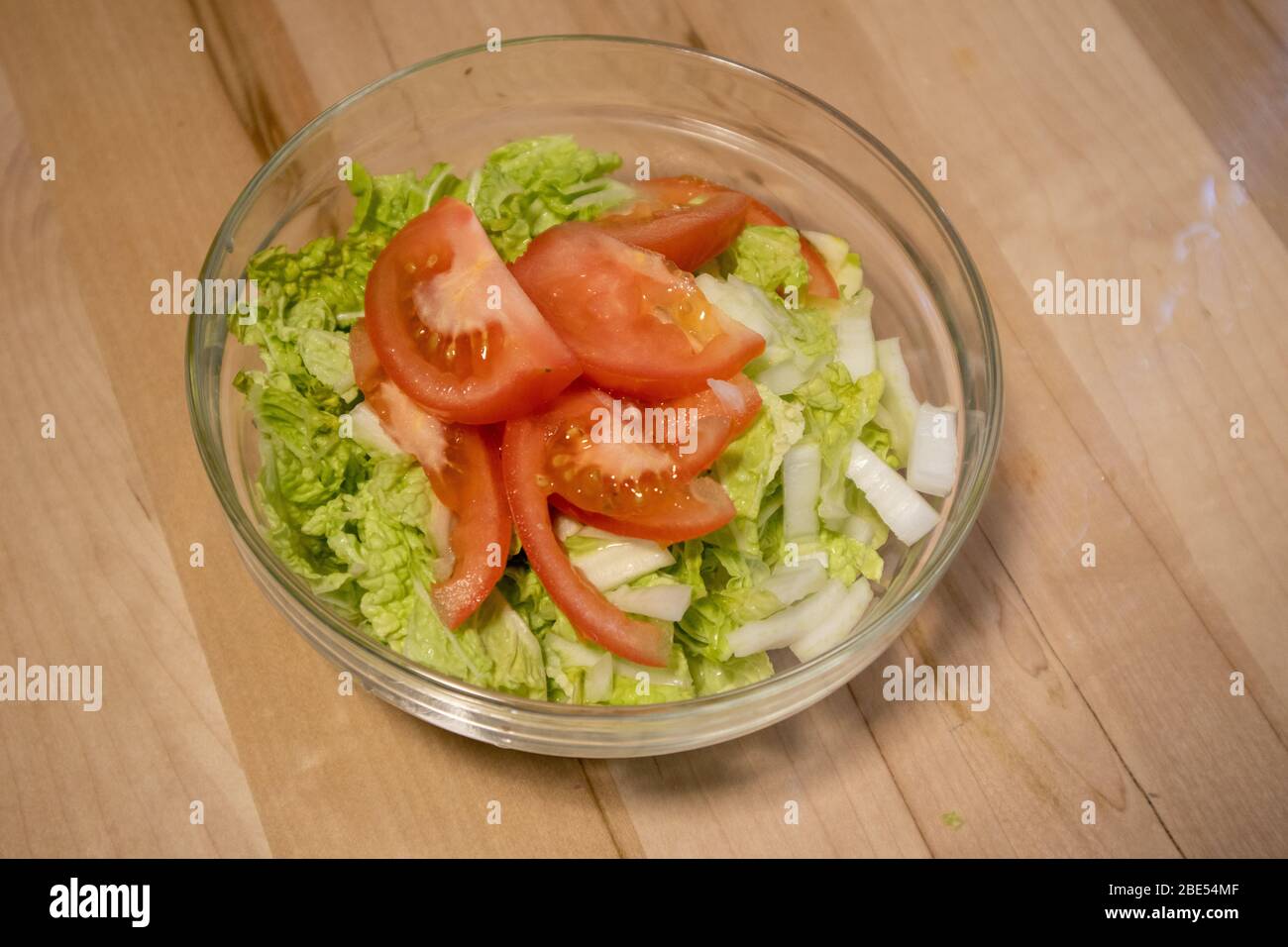 Salade de chou de Napa et tomate, huile Banque D'Images