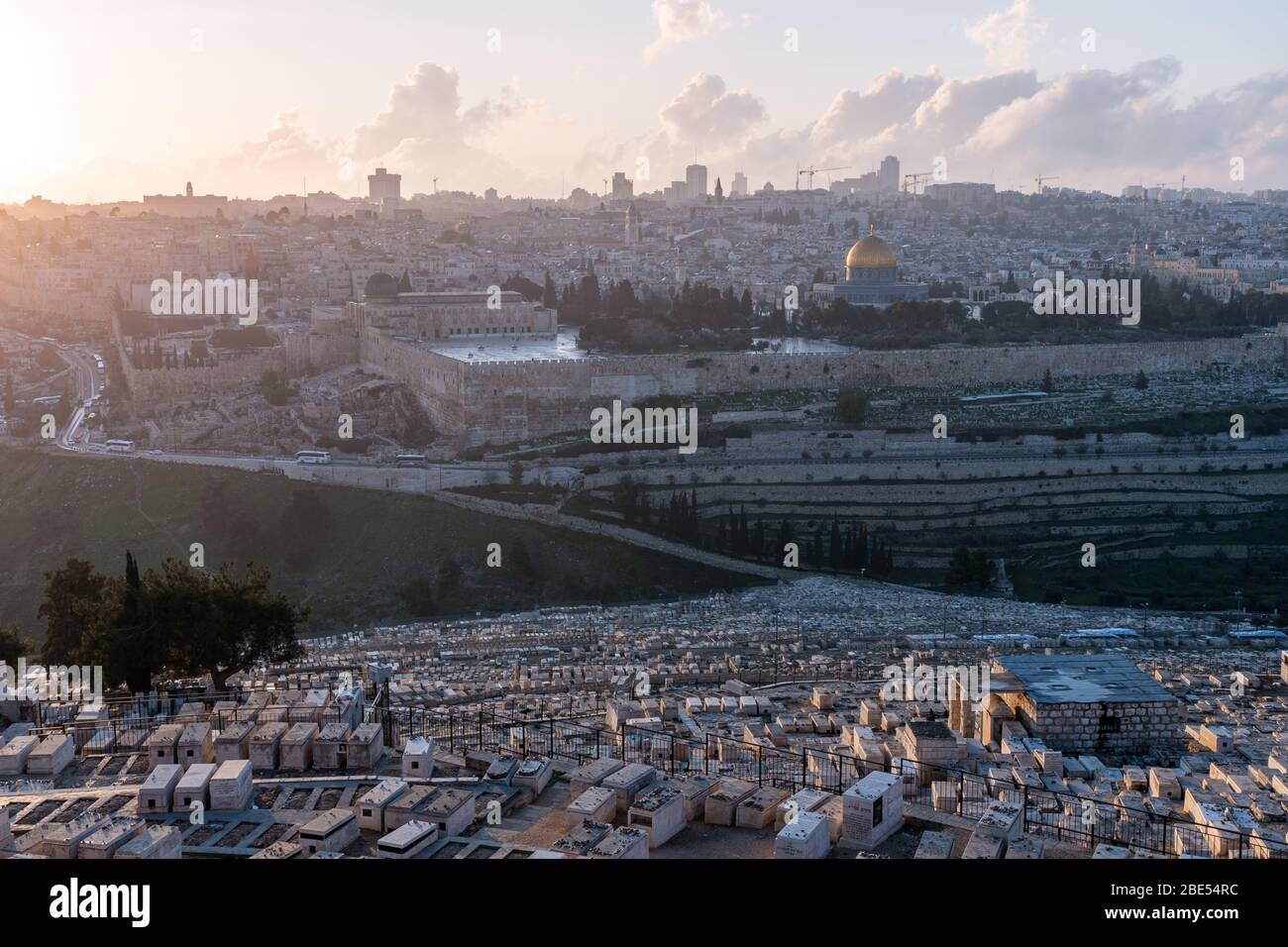 Vue sur Jérusalem depuis le Mont des oliviers au coucher du soleil Banque D'Images