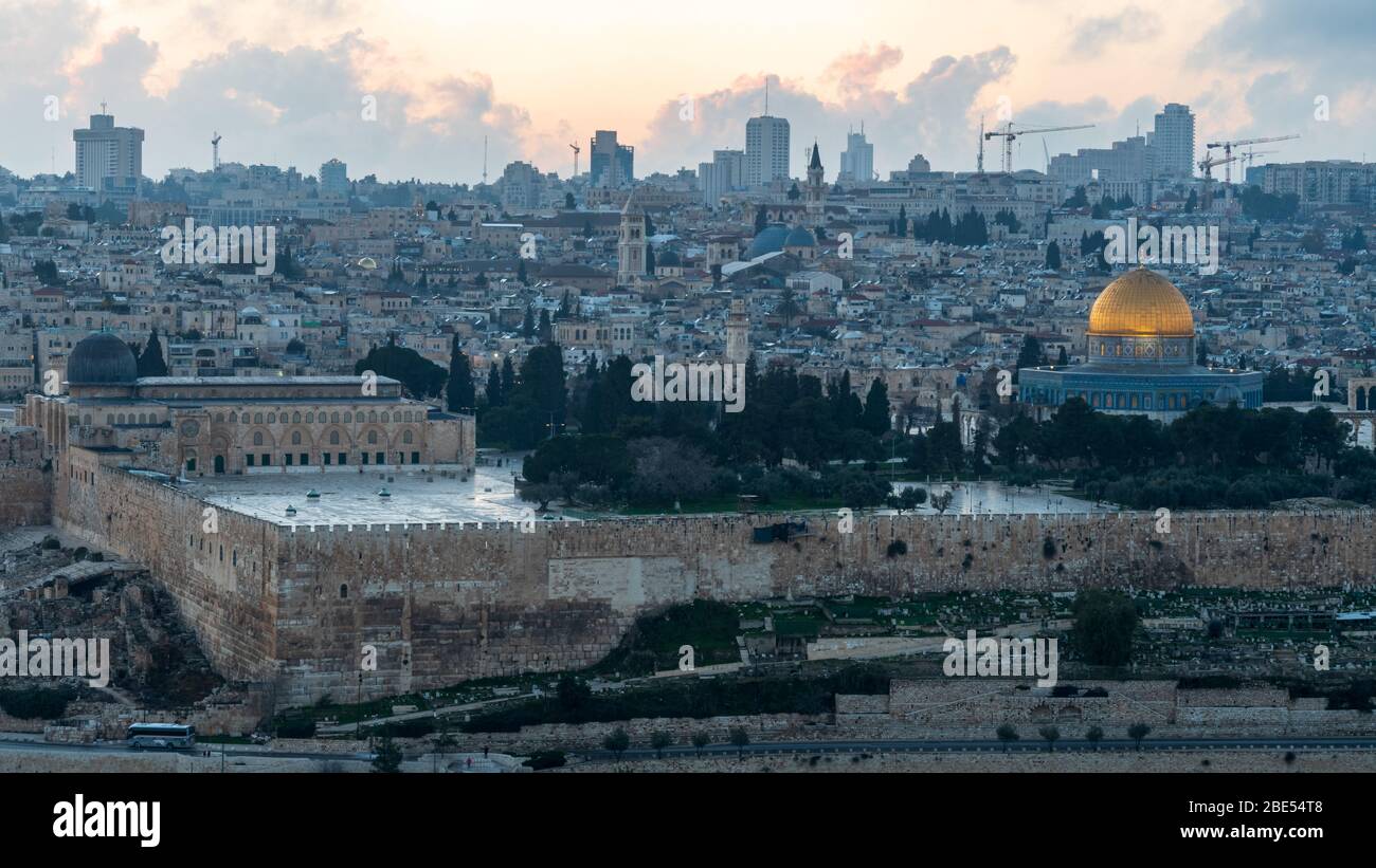 Vue sur Jérusalem depuis le Mont des oliviers au coucher du soleil Banque D'Images