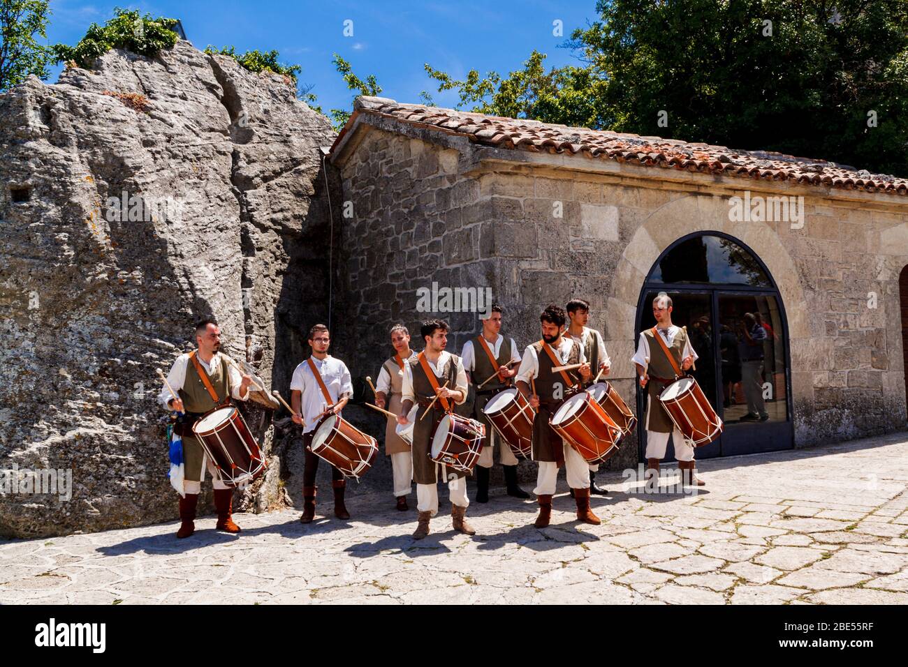 Saint-Marin / Saint-Marin - 20 juin 2015 : Orchestre de batteurs lors d'un festival historique du château de Saint-Marin. Banque D'Images