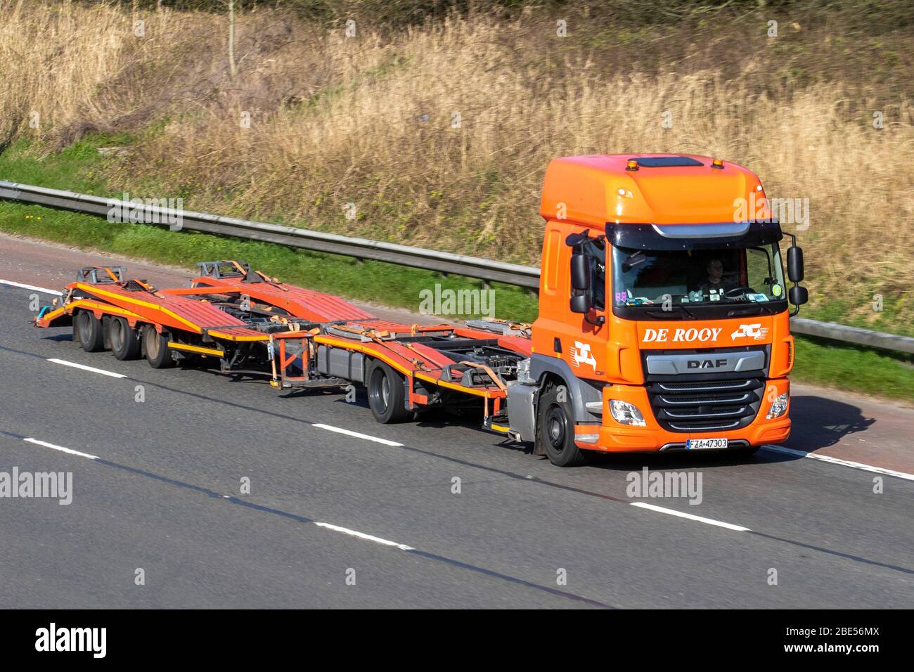 Camion de transport vide de Rooy néerlandais ; camions de livraison de Haulage, camion de transport sur mesure, transport, camion orange, transporteur de fret, véhicule de tracteur DAF CF, industrie européenne du transport commercial, M6 à Manchester, Royaume-Uni Banque D'Images