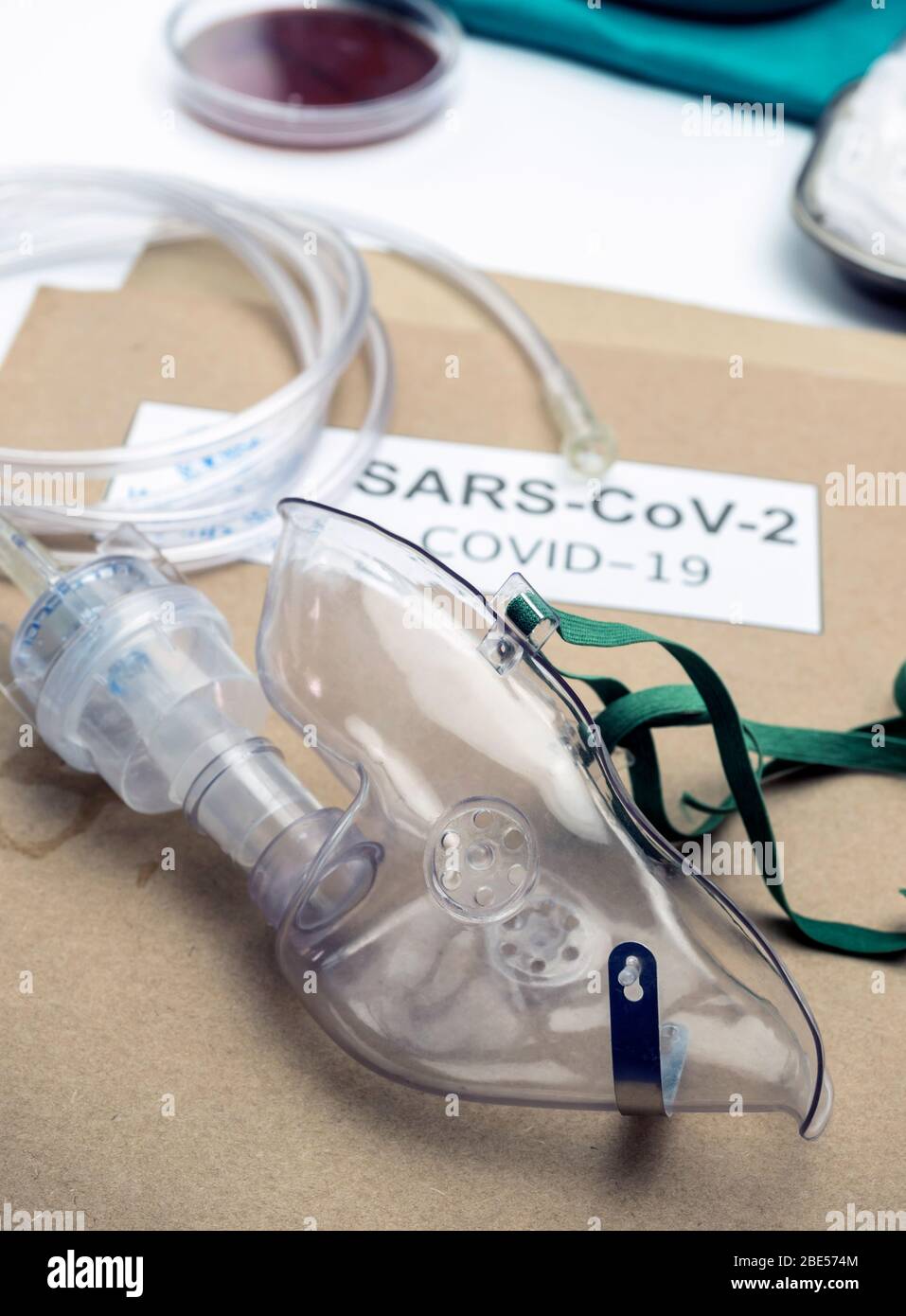 Masque à oxygène et nébuliseurs prêts à l'emploi, image conceptuelle Banque D'Images
