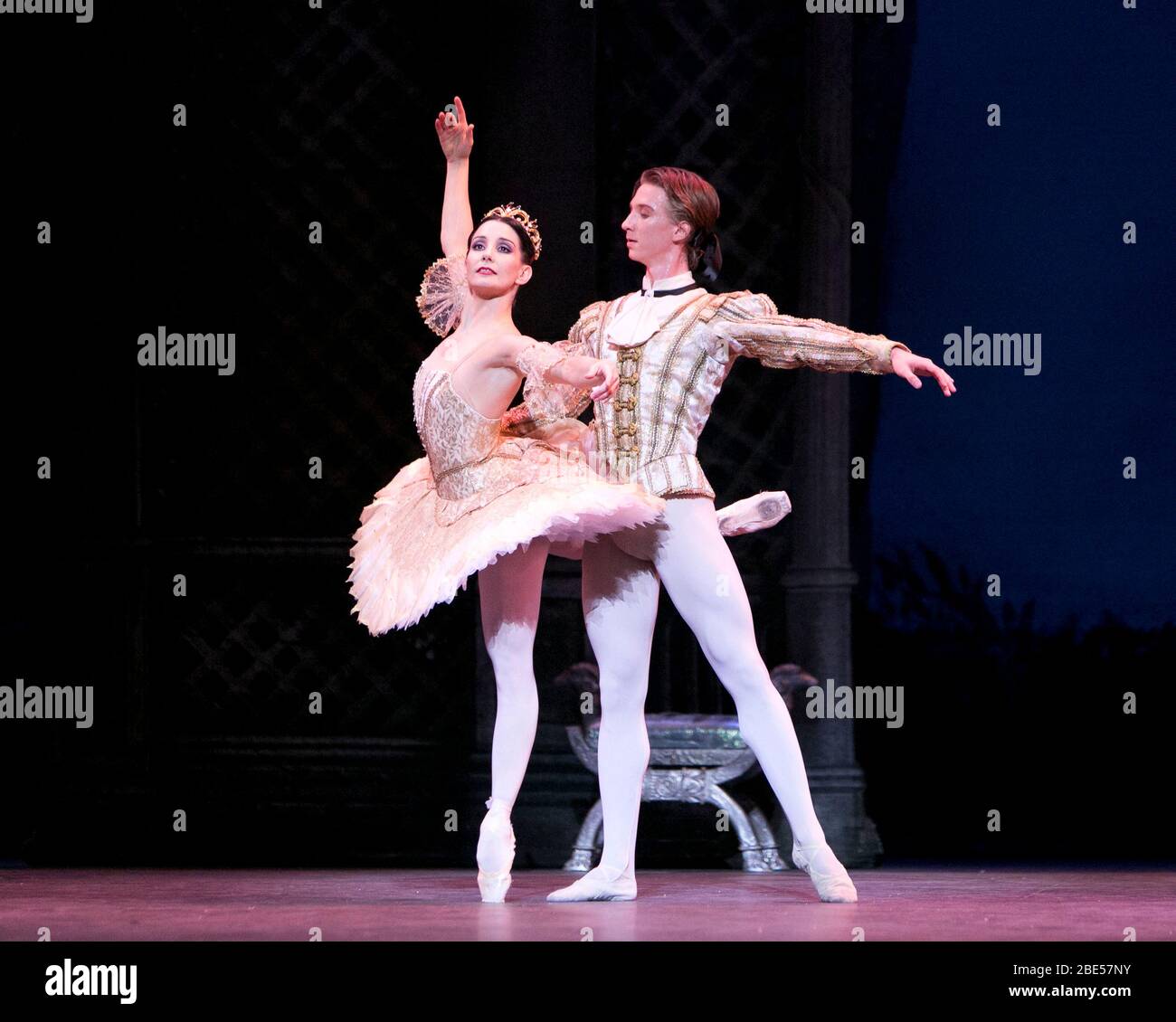 Tamara Rojo (Princesse Aurora), Vadim Muntagirov (Prince Desire) dans LA BEAUTÉ ENDORMIE présentée par le Ballet National Anglais en 2012 musique: Tchaikovsky chorégraphie: MacMillan après Petipa set design: Peter Farmer costumes: Nicholas Georgiadis Banque D'Images