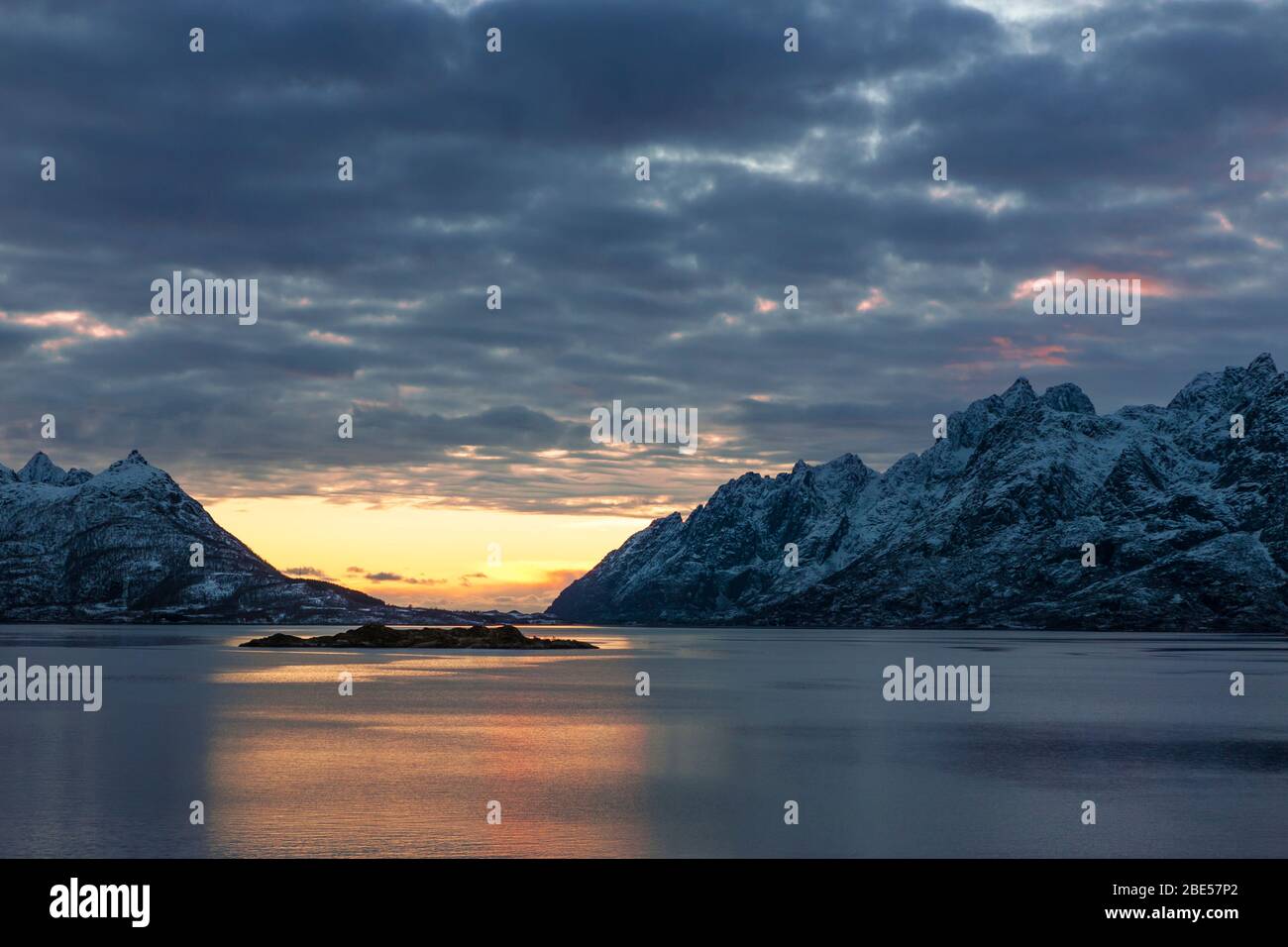 En regardant vers le bas l'Øyhellsundet entre Stormolla et Austvågøya, Vågan, îles Lofoten, Norvège du Nord Banque D'Images