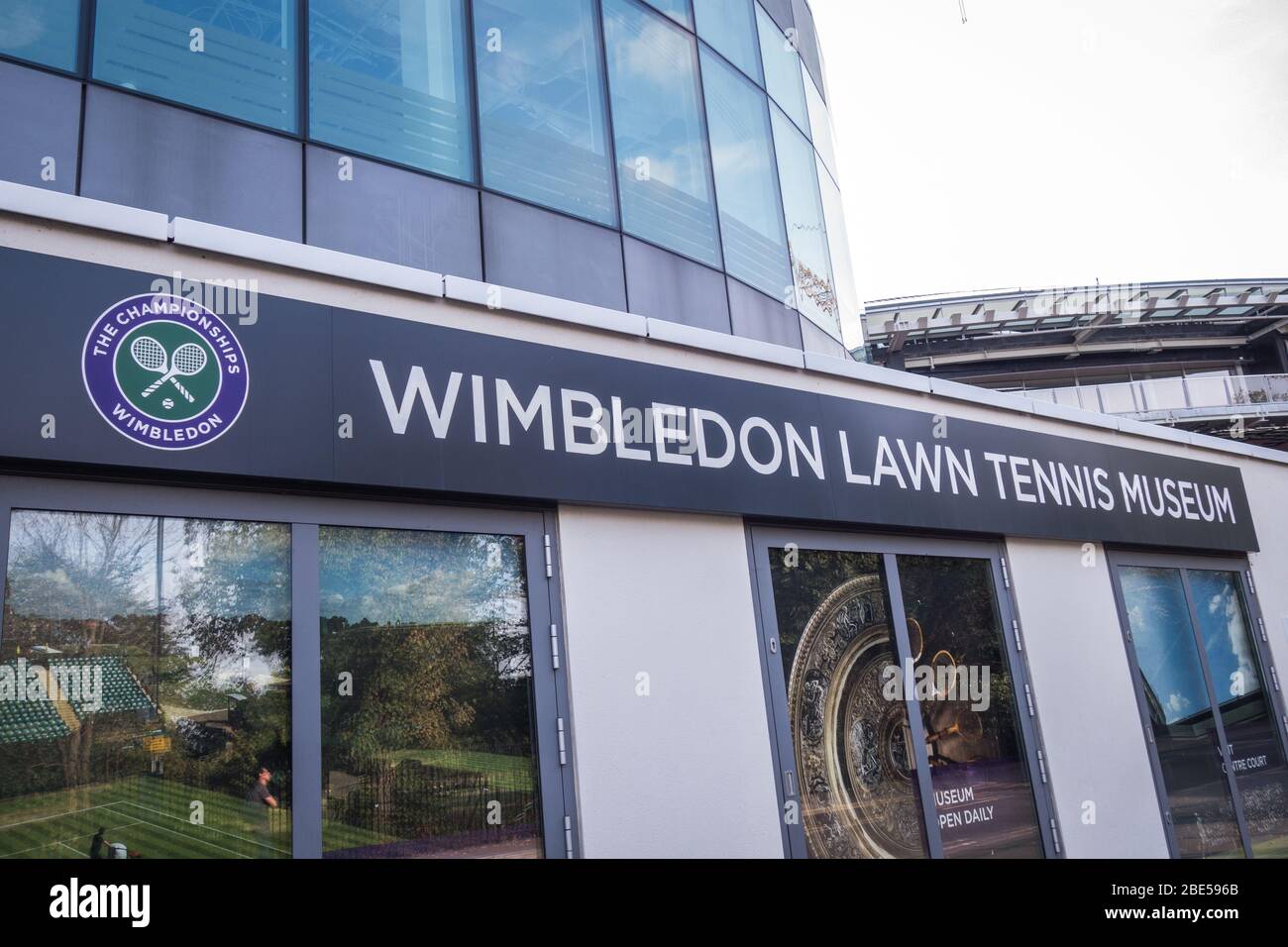 LONDRES- SEPTEMBRE 2018 : extérieur du Wimbledon Lawn tennis Museum, musée situé sur le célèbre terrain de tennis de Wimbledon Banque D'Images