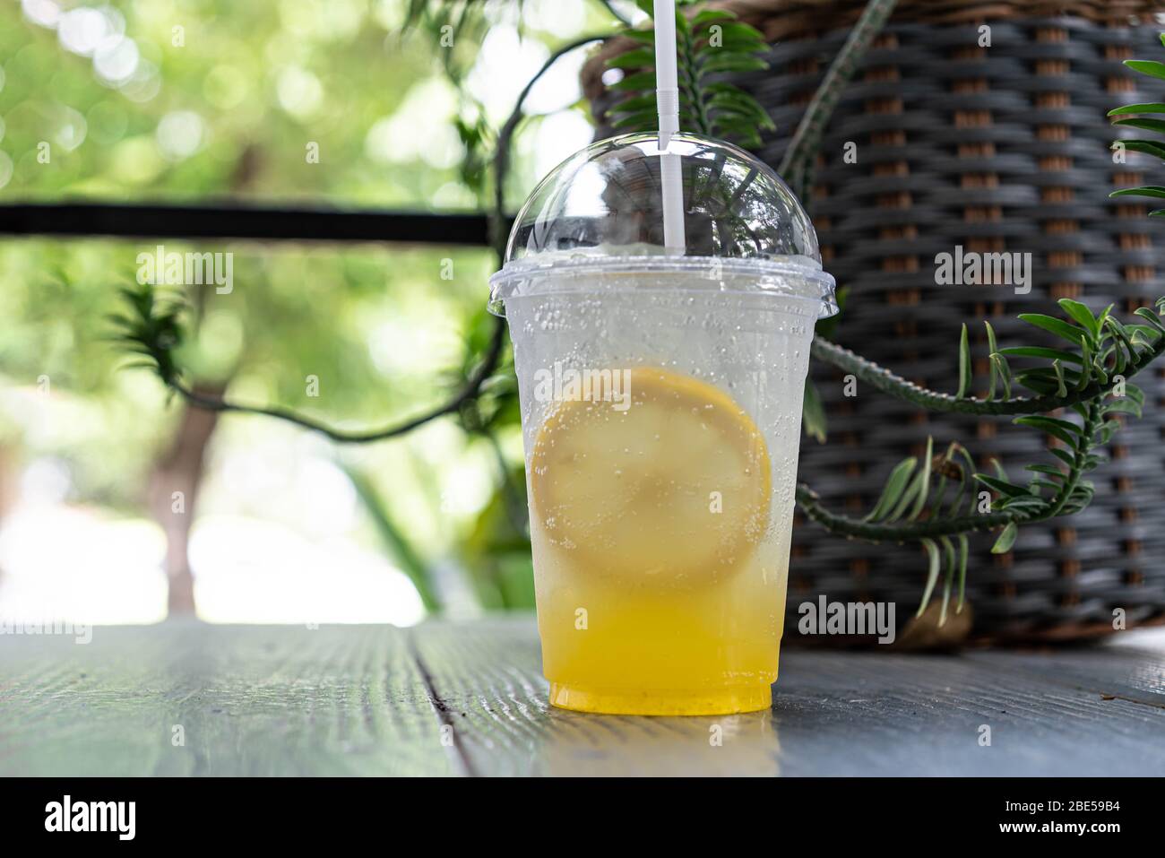 Limonade glacée soda avec orange Yuzu Banque D'Images