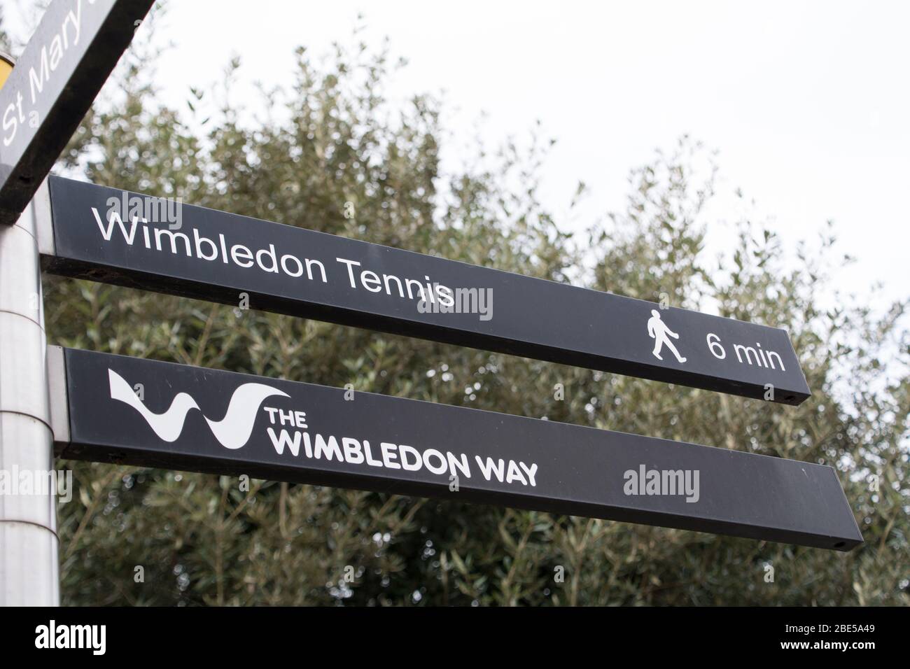 LONDRES- MARS 2019: Inscrivez-vous à Wimbledon Village en direction du stade de tennis de Wimbledon Banque D'Images