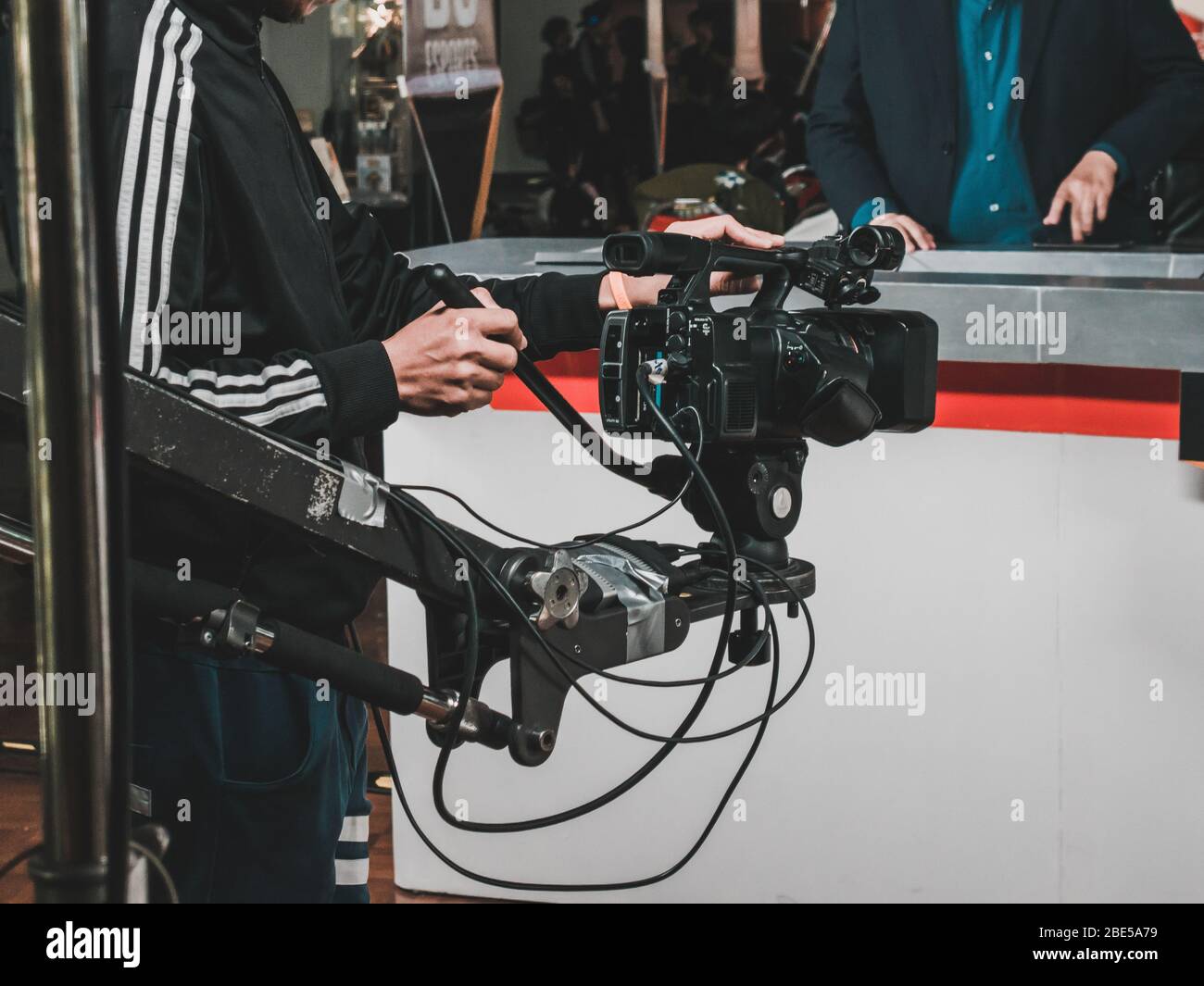 Caméra caméra portée par un homme de caméra faisant partie de l'équipe des  médias lors d'un événement Esports en direct avec des confettis sur le  terrain Photo Stock - Alamy