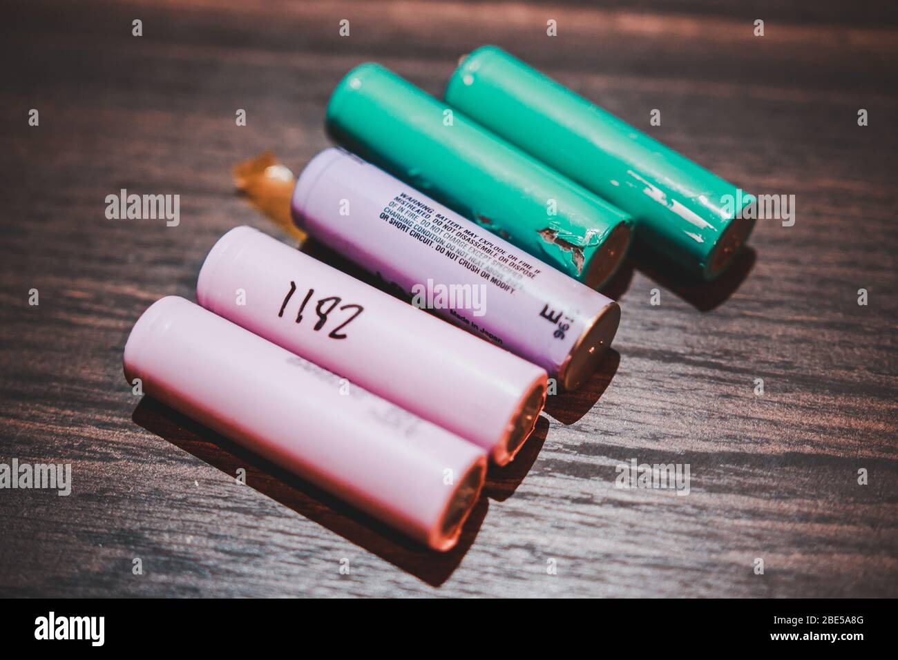 Pile lithium-ion 18650 colore sur une table en bois connue pour tre  utilise avec du raisin ou de la cigarette lectronique. galement utilis  pour fabriquer la batterie et la banque d'alimentation d'ordinateur