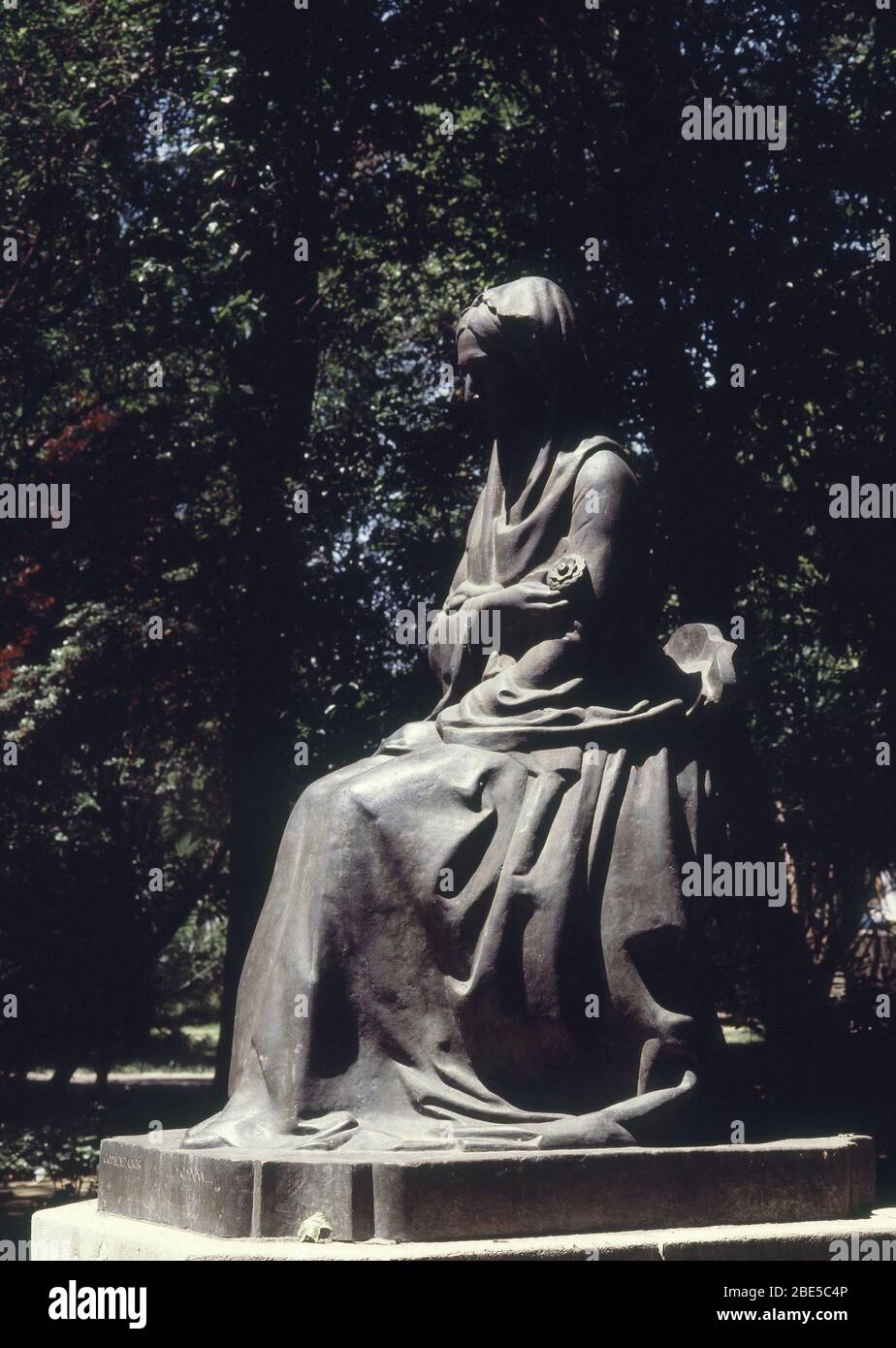 MONUMENTO A MARIA LUISA DE BORBON. Auteur: Comendador. EMPLACEMENT: PARQUE MARIA LUISA. Séville. Séville. ESPAGNE. DUQUESA DE MONTPENSIER. BORBON MARIA LUISA FERNANDA. ISABEL II HERMANA. MARIA LUISA FERNANDA DE BORBON. ORLÉANS ANTONIO DE ESPOSA. BORBON LUISA FERNANDA. LUISA FERNANDA BORBON. MARIA DE LAS MERCEDES MADRE. MARIA LUISA FERNANDA D'ORLÉANS. Banque D'Images