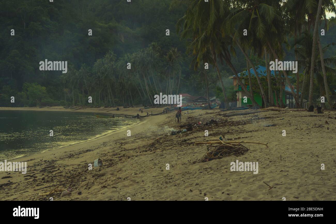 03 juillet 2018 Sungai Pinang, Sumatra, Indonésie : de nombreux pêcheurs locaux tirent un énorme filet de l'océan indien. Plage en plastique pollué sale Banque D'Images