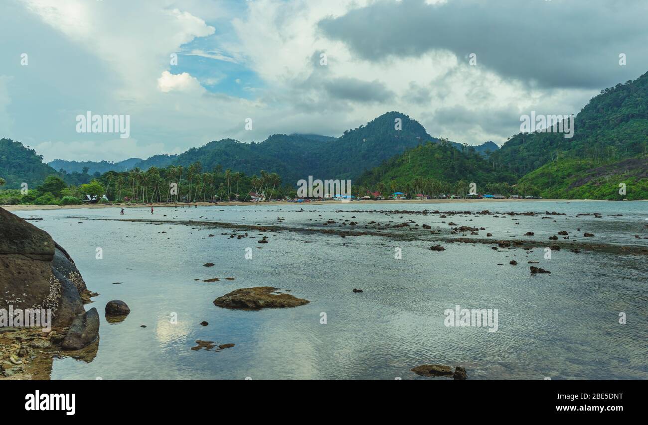 Scène de village de pêche traditionnelle à faible clé quand les habitants recherchent des coraux de la nourriture fod vue à Sungai Pinang, Sumatra Banque D'Images