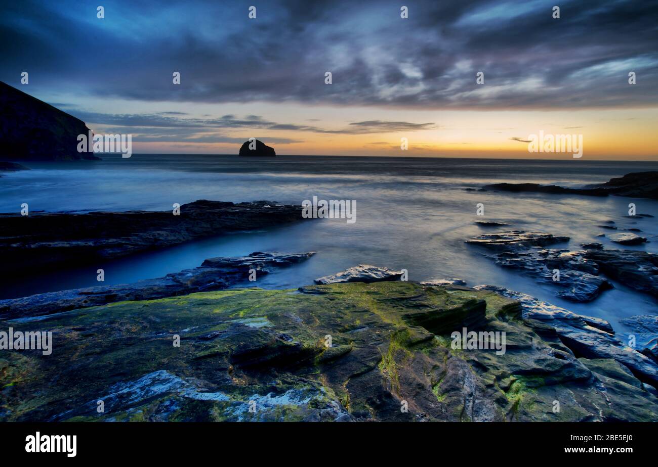 Trebarwith Strand, Cornwall Seascape près du coucher du soleil Banque D'Images