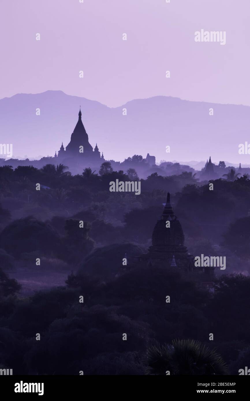 Anciens temples de Bagan, Myanmar au coucher du soleil Banque D'Images