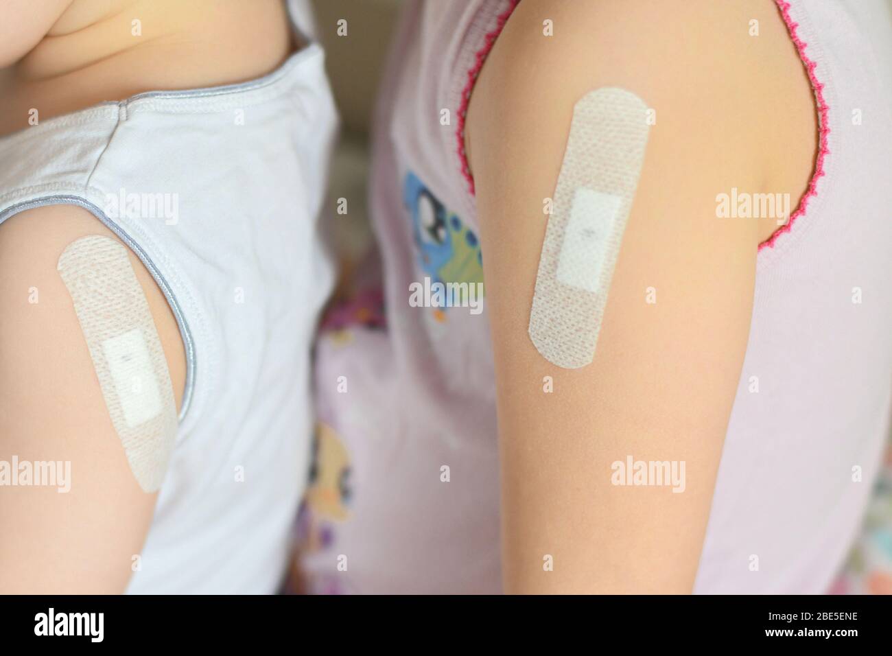 Enfants Atteints De Patch Sur L Avant Bras Apres Le Vaccin Antituberculeux Photo Stock Alamy