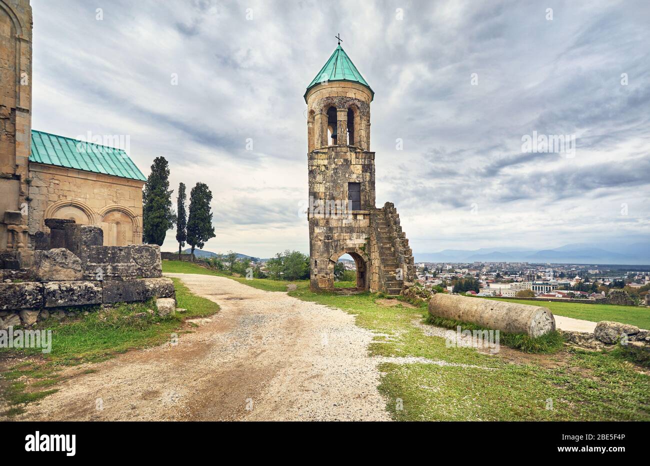 Clocher en face de l'église Bagrati à ciel couvert à Kutaisi, Géorgie Banque D'Images