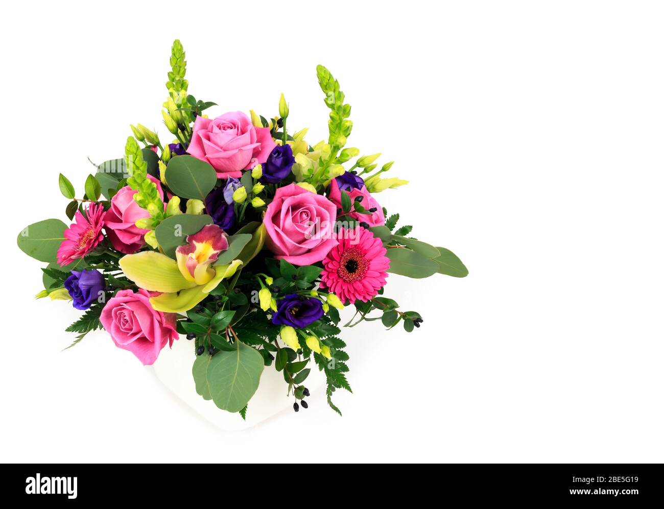 Arrangement floral rose mélangé dans une casserole blanche isolée sur fond blanc Banque D'Images