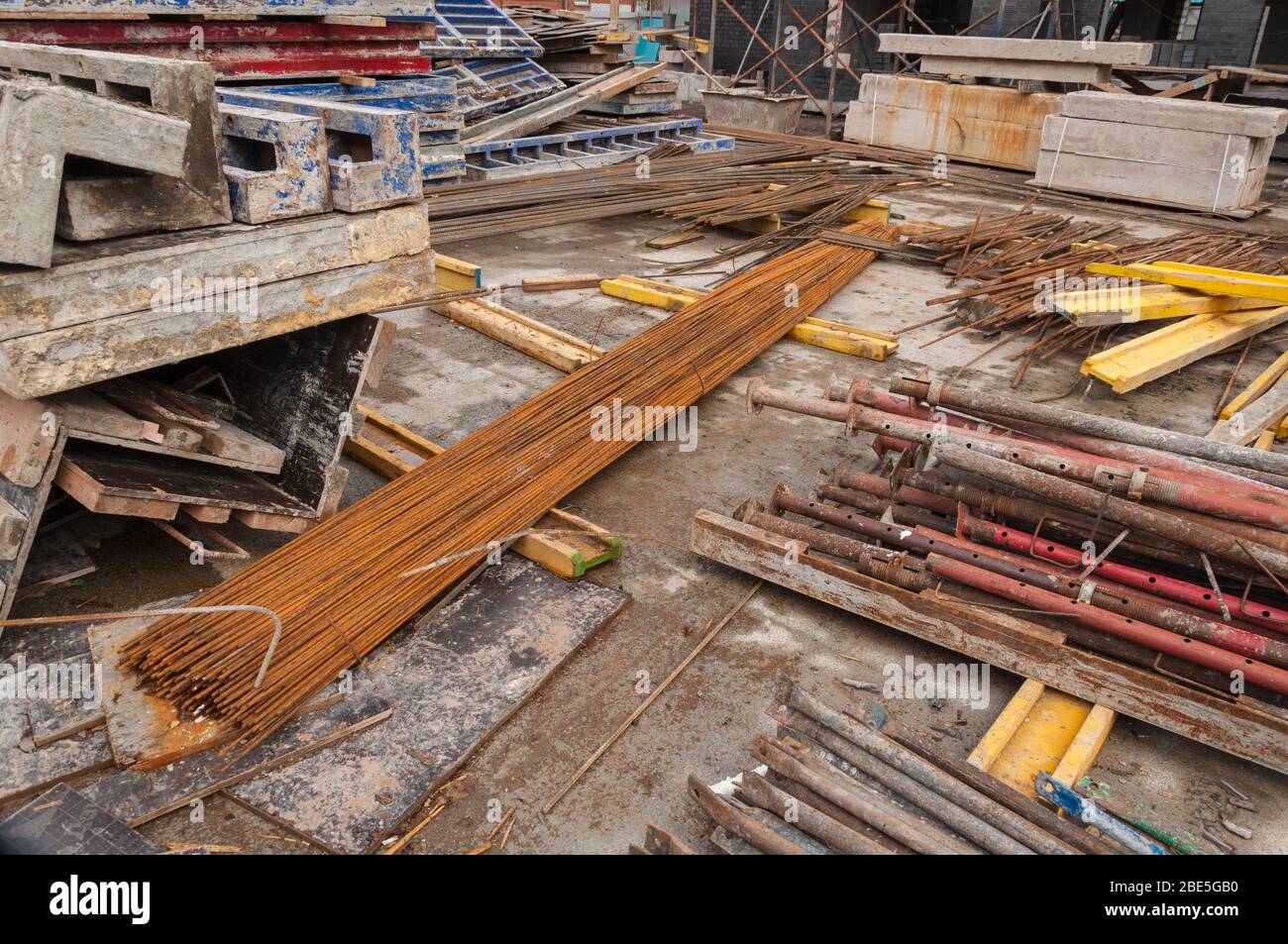 Contexte de construction. Vue du chantier depuis le haut. Espace de travail pour travailler avec des accessoires. Banque D'Images