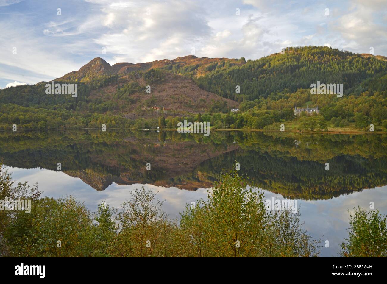 Ben aan réflexions dans le Loch Achray, Trossachs Ecosse Banque D'Images