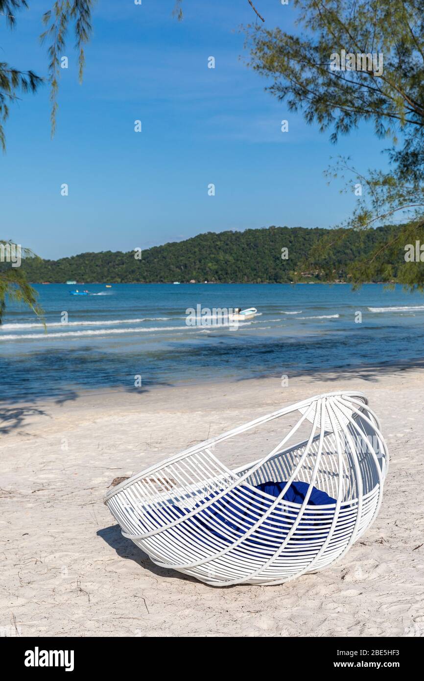 Plage de la baie de saracen et transats, île de koh rong samloem, Cambodge. Banque D'Images
